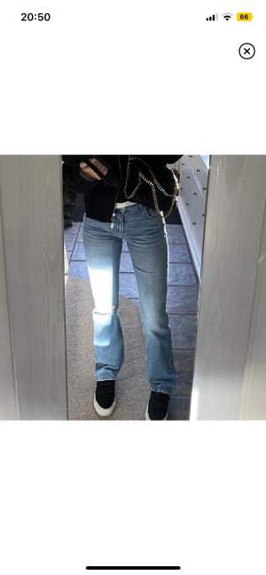 Säljer nu dessa superfina blåa boot cut jeans ifrån Gina tricot. Köpta för 499kr och säljer de nu för 275kr då de knappt används och har inga defekter. Jeansen är i storlek 34 och passar perfekt på mig som är 168🤍🫶🏽