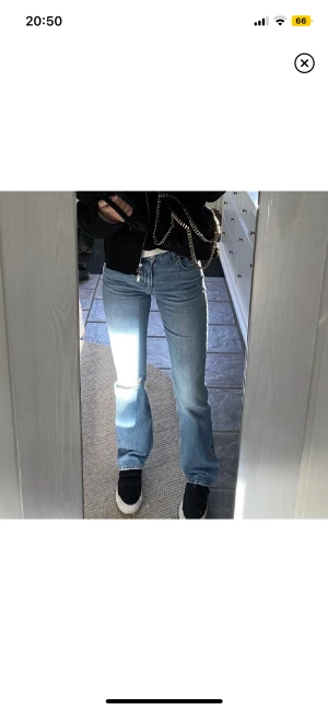 Boot cut jeans - Säljer nu dessa superfina blåa boot cut jeans ifrån Gina tricot. Köpta för 499kr och säljer de nu för 275kr då de knappt används och har inga defekter. Jeansen är i storlek 34 och passar perfekt på mig som är 168🤍🫶🏽