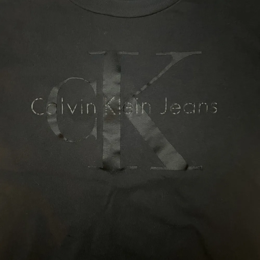 Säljer denna snygga Calvin klein t-shirten pga den inte kommer till användning, Den är använd ett fåtal gånger men en liten bit text har gått upp vid det stora ”K” men det går garanterat att fixa💗Köpare står för frakt, Pris kan diskuteras🫶🏽🫶🏽. T-shirts.