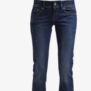 G star jeans  - Skit snygga lågmdijade blå bootcut jeans från g star med najs blå tvätt perfekt t våren💕🙏 aldrig använda! Prislappen är kvar