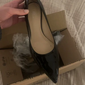 Klackskor  - Snygga coola klackar från rizzo i storlek 40. Skon är liten i storleken och passar därför någon med 38/39