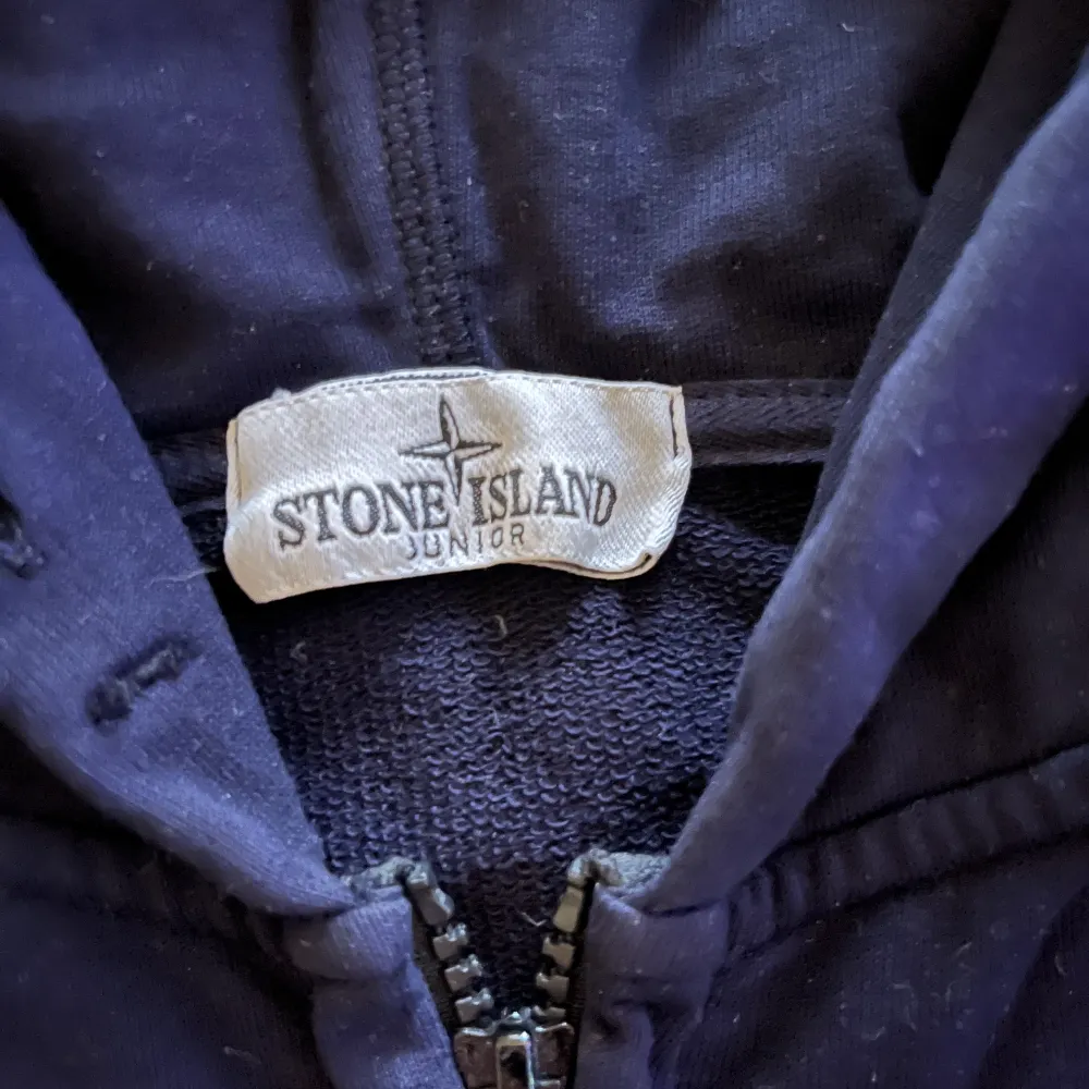 Svart Stone Island kofta , säljer för billigt. Tröjor & Koftor.
