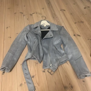Vårjacka  - Köpte jackan på H&M för typ 5 år sen har bara använts ca 3 gånger Hör av er om ni är intresserade eller om ni vill ha fler bilder 💛