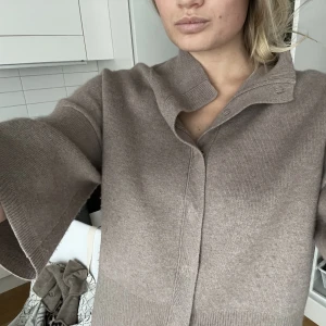 Soft goat - Säljer denna superfina koft/jacka från Softgoat! Den är i färgen walnut! Använd en gång så helt i nyskick! Köpt för 2200:- 