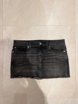 Levis jeanskjol - Jeanskjol från Levis. Storlek 27. (Brukar ha S).