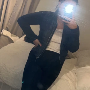 Parajumpers jacka  - Parajumpers jacka. Koftmatrial i armarna. Endast testad, nyskick. Svart/grå