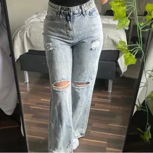Super snygga baggy jeans, säljer pga inte min stil längre. Rensar ut min garderob så pris kan alltid diskuteras! Köpta på Shein för ungefär ett år sen. Skriv gärna för fler frågor❤️
