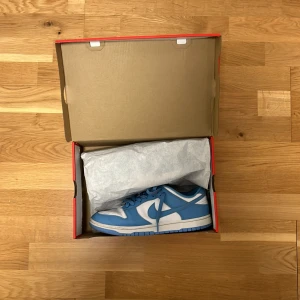 Nike dunk unc blue - Säljer mina dunks då jag slutat använda de. Cond 9-10. Passar 44/45. Kvitto och orginal box finns pris kan sänkas vid snabb affär. Möts eller fraktas på din bekostnad.