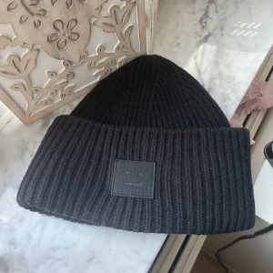 Acnemössa  - Svart mössa från Acne. Köpt 2021 men inte använt sedan dess. Nypris 1300kr. 500kr inkl spårbar frakt 