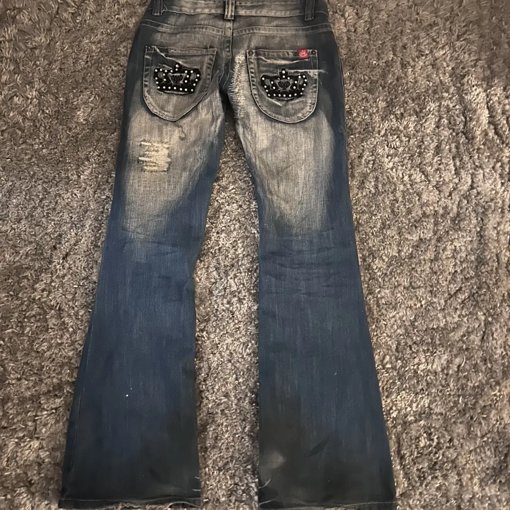 Måste tyvärr sälja vidare dom här lågmidjade bootcut jeansen ifrån blue Queen då dom inte passade mig, köpta här på plick💌 dom är lite slitna där nere men annars inga defekter! innerbenslängd:80cm midjemått:78cm. Jeans & Byxor.