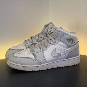 Air Jordan 1 Mid White Camo GS❄️. Populär sneaker i en stilren färg🔥. Storlek 39✅. Skicka meddelande för frågor / fler bilder🤝. 