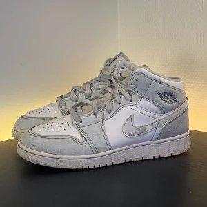 Air Jordan 1 Mid White Camo GS - Air Jordan 1 Mid White Camo GS❄️. Populär sneaker i en stilren färg🔥. Storlek 39✅. Skicka meddelande för frågor / fler bilder🤝. 