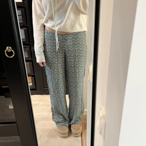 Mönstrade byxor - Mönstrade byxor från meet me there, höga i midjan men man kan vika ner kanten då det är resår i midjan, jag är 1,66