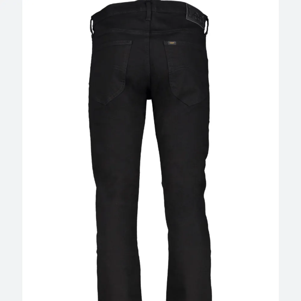 Svarta jeans från märket Lee, köpta på secondhand. Använda men är i bra skick, säljer då jag inte längre får användning för de . Jeans & Byxor.