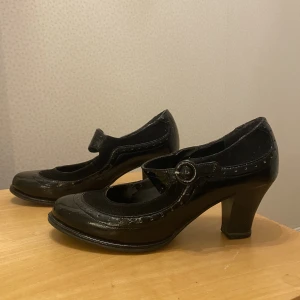 Svarta Klackskor - Ett par svarta klackskor☺️säljer för 120kr exklusive frakt, pris kan gå att diskutera!