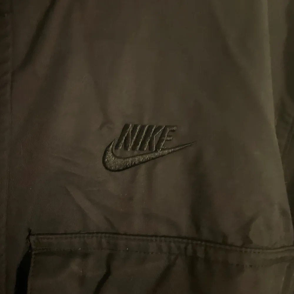 Nike jacka i marinblå färg. Jättefin och unik modell. Köpt för 1000kr. Endast använd 1 gång så den är som ny. . Jackor.