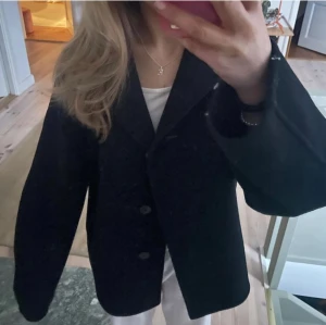 Svart kappa  - En jättefin svart kappa som från början kommer från uniqlo💕helt slutsåld och kostade ursprungligen 1200kr. Jättefint skick!!!