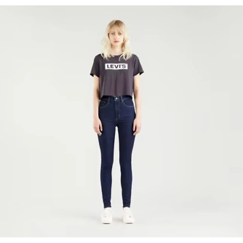 Levis jeans, köpta för 1099kr. Kan tänka mig att gå ner i pris vid snabb affär.. Jeans & Byxor.