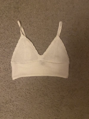 virkad topp från hm - säljer min virkade topp/brallette från hm då den aldrig kommit till användning därav jättefint skick💕