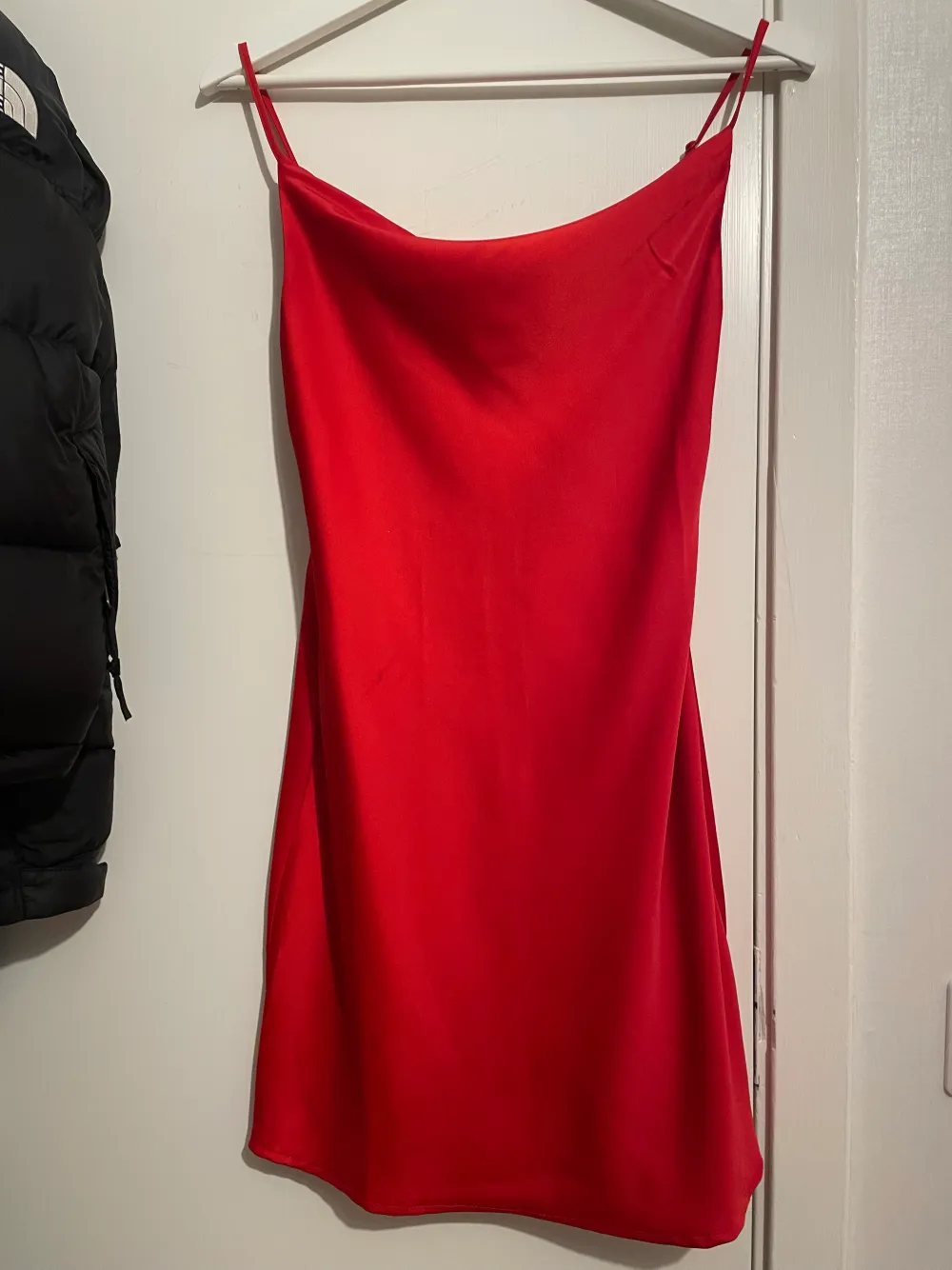 Hej! säljer den här röda klänningen köpt från Urban outfitters 2022. Använde den endast engång. Pris kan diskuteras :). Klänningar.
