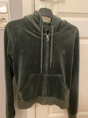 Juicy couture - Jag säljer denna juicy couture koftan i strl s då den är lite stor och jag vill köpa en annan i någon annan strl! 😊
