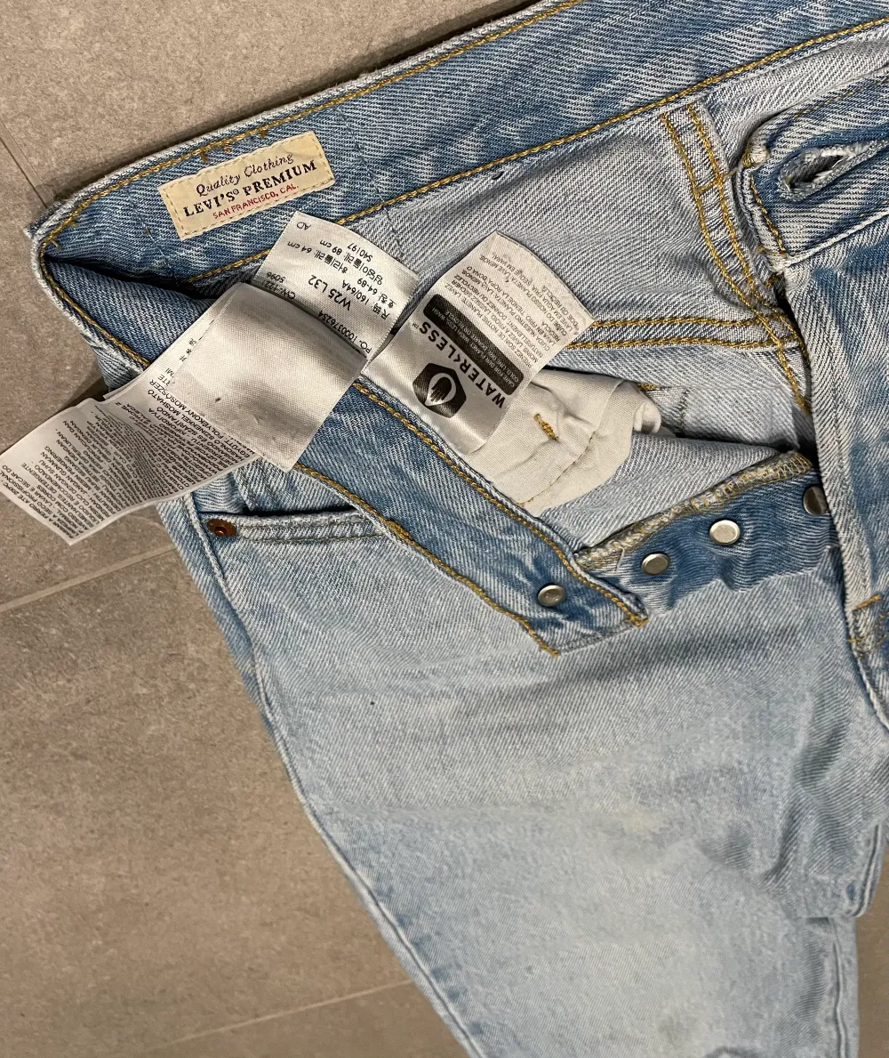 Ljusa jeans 501 I mycket bra skick, sköna, endast tvättade få gånger. Säljer då de är för små. Storlek 25/32. Jeans & Byxor.
