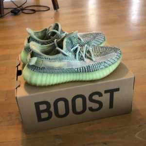 Yeezy 350 v2 - Säljer mina gamla yeezy 350 v2 eftersom dom är för små. Dom är storlek 38 och 2 tredje delar men dom passa även 39. Jag köpte dom på sneakers hyllan i Gbg förra sommaren för 3899 