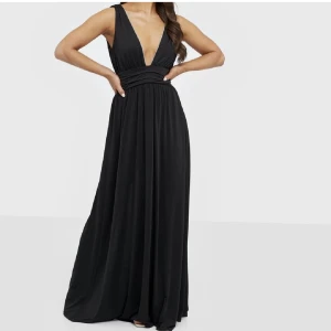 Balklänning - Så fin balklänning! Svart med en glitter detalj längst kanten på fram och baksida😍 Kan skicka fler bilder, säljer då jag hittat en annan❤️ nypris: 899kr