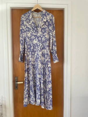 Klänning, & Other stories - & Other stories klänning. 100 % viscose. Dragkedja i sidan. Använd vid ett tillfälle.  Strl: 34  