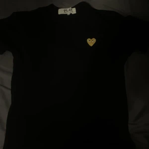 CDG T-shirt - Svart och guldig CDG tshirt i bra skick, storlek M. Säljer pga för liten (jag är 190) och den sitter ganska så litet. Köpt för ~900 på NK, säljer för 400 Fler bilder kom DM