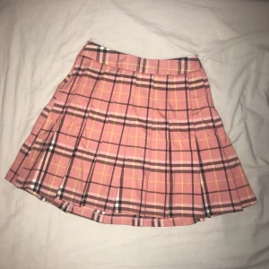 kjol XS - söt tenniskjol som inte kommer till användning längre; i bra skick och är i storlek XS