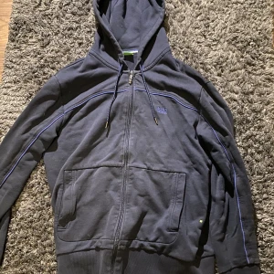 Hugo boss zip hoodie - Nypris 1600kr. Säljs då jag inte använder den längre. Inga hål eller slitage. Storlek L men passar M oxå.