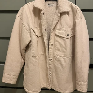 Jacka  - Helt oanvänd vår/höst jacka den är fodrad inuti och slutar under rumpan säljer den pga använder den inte längre men det finns inga fläckar eller nått på den snabb affär kan diskuteras 