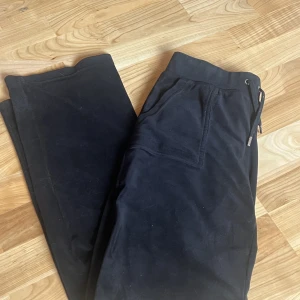 Juicy byxor  - Säljer mina juicy couture byxor för  700 kr. Köpte på deras hemsida för ungefär ett halvår och säljer eftersom jag inte använder de längre.❤️