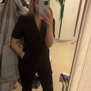 Kavaj jumpsuit - Alldrig använd prislapp finns kvar från NA-KD 