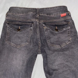 Jeans med fickor - Jeans med fickor från hm. Köpta för 300 och säljer för 150 dem e bootcut och lite sönder där nere