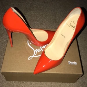 Louboutin heels  - Säljer ett par röda Louboutin klackar i modellen So Kate, dem är i nyskick och kartong följer med. Skriv för mer bilder eller info 👍