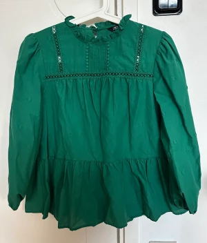 Grön zara blus  - Säljer denna populära blusen från Zara. Den är använd max 2 gånger så den är i nyskick🤍 250+frakt