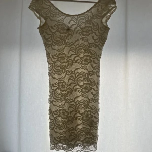 Skolavslutning/studentklänning i spetts - Superfin vit spettskläning, öppen rygg, knappt använd