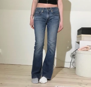 Lågmidjade Levis Jeans  - Köpta här på Plick men var lite för små. Passade dock mig i längden som är 173cm! ❤️‍🔥