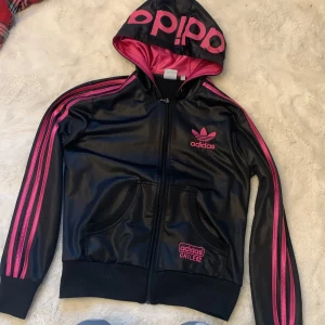 Adidas kofta - En Jättefin Adidas kofta storlek 36 svart med rosa