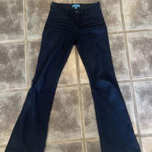 Jättesnygga utsvängda jeans från MiH (Made in Heaven) i modellen Marrakesh 💙Storlek 25, säljer för 700 kr, nypris 2500 kr