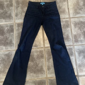 Utsvängda jeans - Jättesnygga utsvängda jeans från MiH (Made in Heaven) i modellen Marrakesh 💙Storlek 25, säljer för 700 kr, nypris 2500 kr
