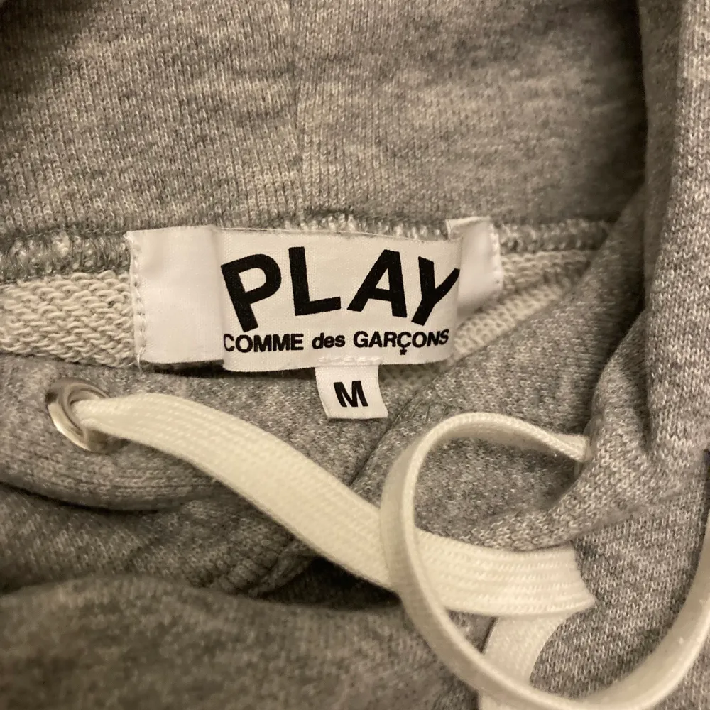 Säljer min Comme des garcons (CDG) play hoodie  Den är dam storlek M, men sitter mer som en S  Pris 1200 + frakt / eventuellt Meet-up i Malmö. Hoodies.