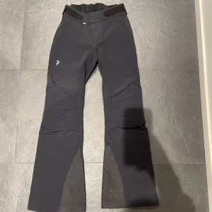 Skidbyxor - Ett par super fina skidbyxor från Peak Performance i storlek XS. Perfekta att åka skidor i och även super sköna!😍