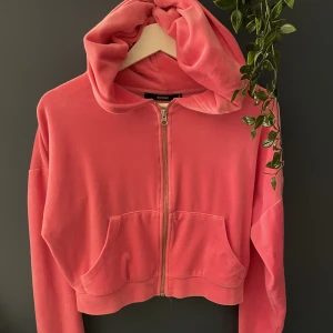 Rosa zip up  - Rosa super mjuk och len kroppd zip up hoodie. Samma material som juicy couture sätten. Köpt på bikbok. 