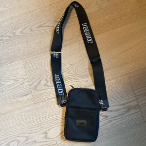 Mobilväska -  jag har fått en ny mobil som inte passar i denna väska så jag säljer den