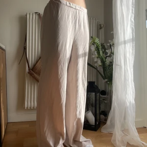 Linnebyxor - Snygga och långa linnebyxor med elastiskt midjeband, jag är 174cm lång🫶