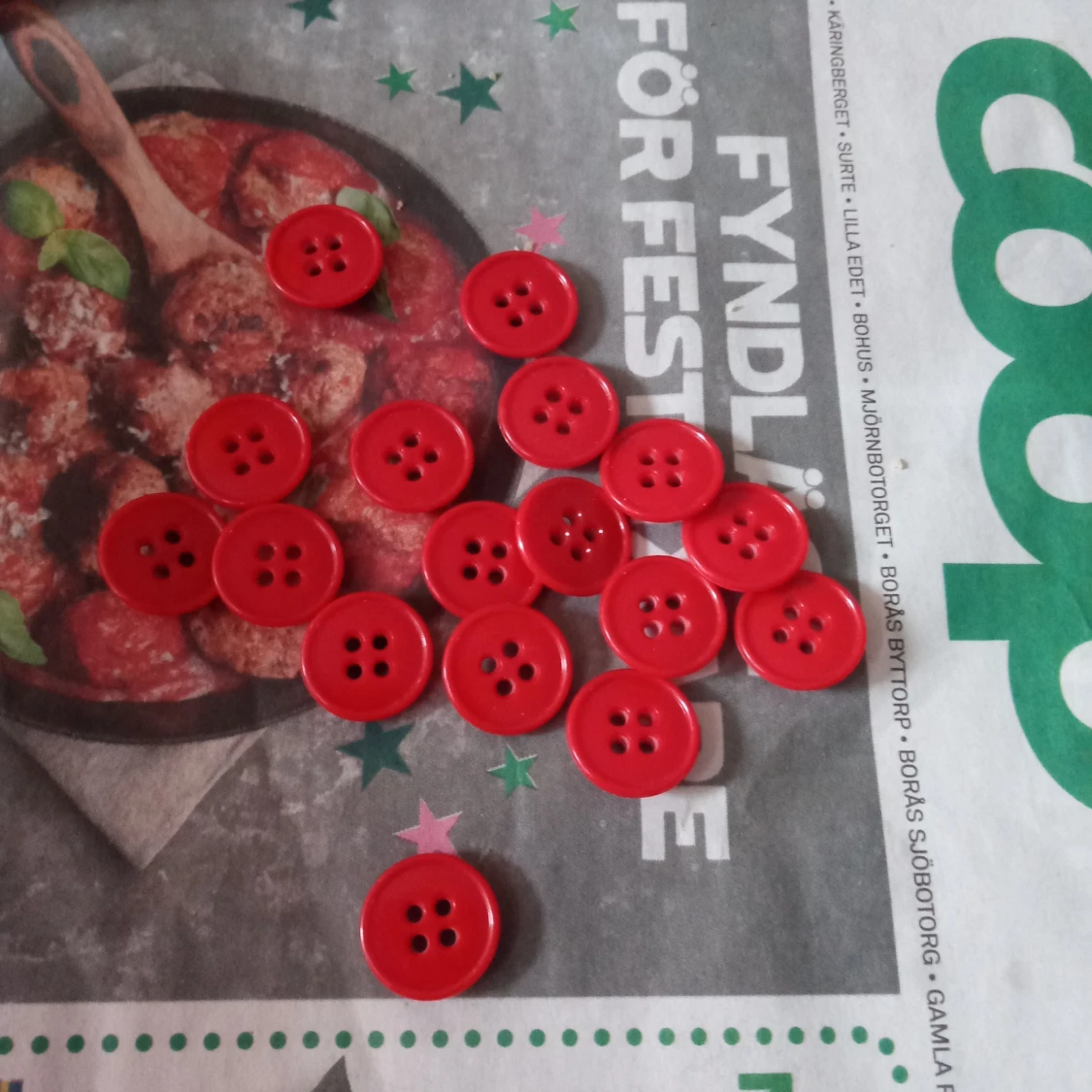 Röda små plastknappar ca 1 cm stora plast .