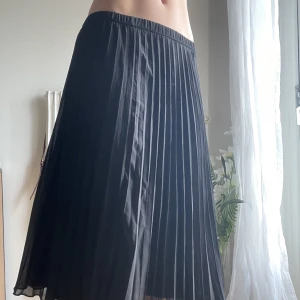 Svart kjol - En jättefin svart kjol som man kan ha både lågmidjat och högmidjat pga elastiskt band. Kommer tyvärr inte till andväning 🫶